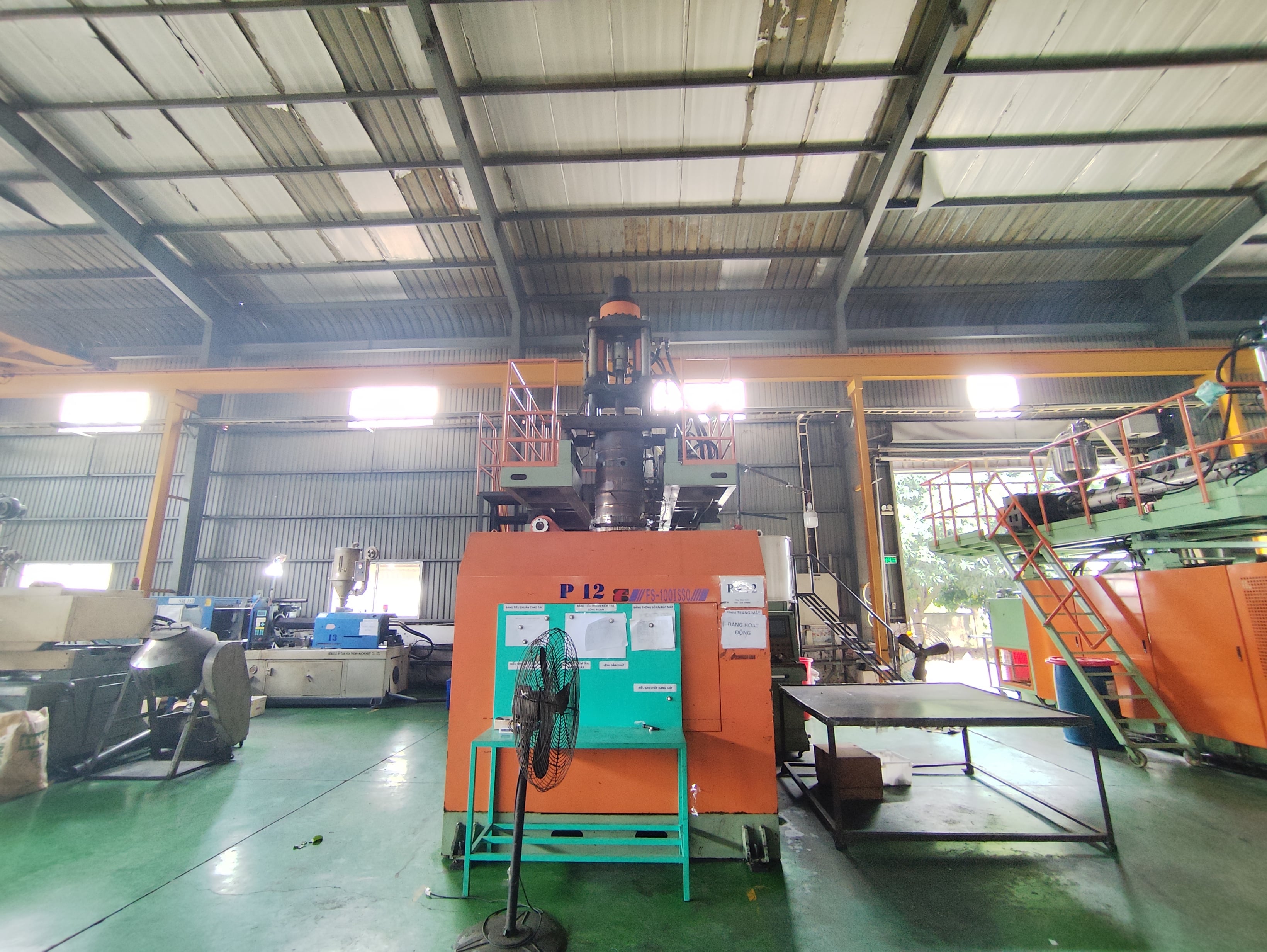 Automatic blow molding machine 5